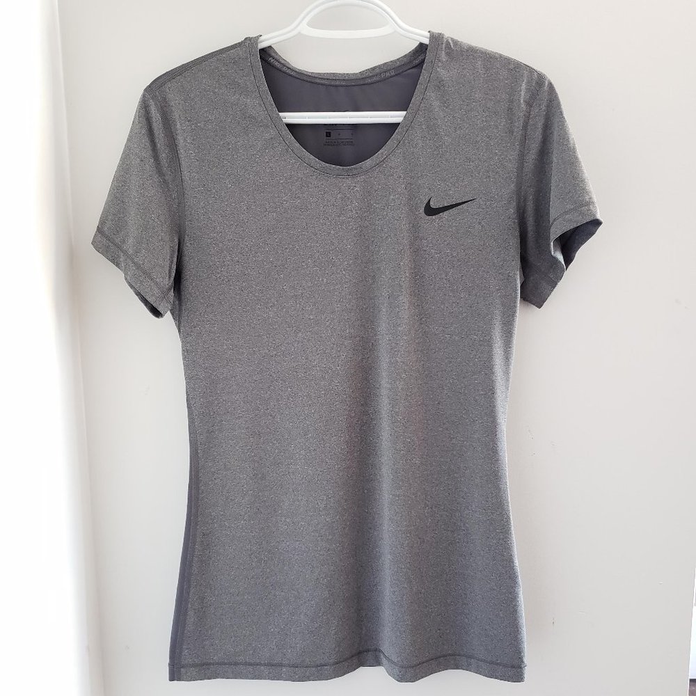 Nike pale Grey Sport T-Shirt Dri-Fit
